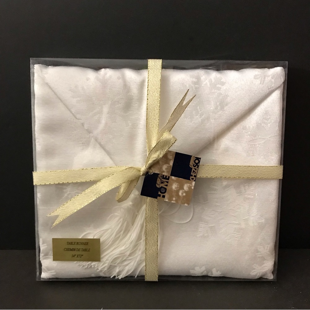 Cream snowflakes pattern table runner 14” x 72”